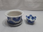 Lote de cachepot com presentuir e bowl em porcelana floral azul e branca. Medindo o cachepot 17cm de diâmetro x 10,5cm de altura.