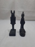 Lote de 2 esculturas egípcias em resina preta. Medindo a maior 16,5cm de altura.