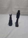 Lote de 2 esculturas egípcias em resina preta. Medindo a maior 18cm de altura. Leve perda na orelha do felino.