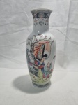 Lindo vaso, floreira em porcelana com pintura de gueixas. Medindo 23cm de altura.