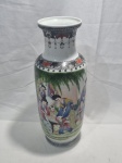 Lindo vaso, floreira em porcelana com pintura de gueixas. Medindo 34cm de altura.