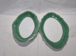 Lote de 2 travessas ovais em porcelana Mauá com borda verde. Medindo o maior 33,5cm x 23,5cm.