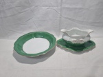 Lote de travessa redonda e molheira em porcelana Mauá com borda verde. Medindo o maior a travessa 23cm de diâmetro x 4cm de altura.