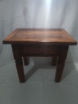 Pequena mesa de canto retangular em madeira. Medindo 43,5cm x 32cm x 40,5cm de altura.
