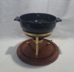 Panela de fondue em porcelana com rechaud em metal com presentuir em madeira. Medindo 23,5cm de altura total.