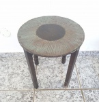 Pequena mesa de canto em madeira com tampo de cobre. Medindo 45cm de diâmetro x 52,5cm de altura.