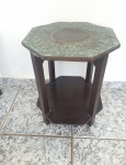 Pequena mesa de canto facetada em madeira com tampo de cobre. Medindo 45cm de diâmetro x 52,5cm de altura.