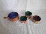 Lote de 4 bowls, sendo um com alça em cerâmica com fundo colorido. Medindo o maior 13cm de diâmetro x 5cm de altura.