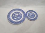 Par de pratos decorativos em porcelana Royal China azul e branco. Medindo o maior 23cm de diâmetro.