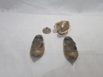 Lote de enfeites em bronze, composto de 2 sapatos tipo Aladdin e 2 incensários. Medindo os sapatos 11cm de comprimento.