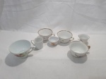 Lote de 4 xícaras de chá e 2 xícaras de café sem pires em porcelana, modelos e tamanhos diversos.
