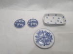 Lote composto de petisqueira retangular, 2 placas decorativas e 1 descanso de panela redondo, peças em porcelana azul e branco. Medindo a petisqueira 17,5cm x 10cm.