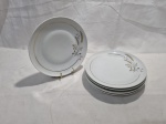 Jogo de 6 pratos de sobremesa em porcelana Schmidt, modelo Trigo com friso ouro. Medindo 19cm de diâmetro.