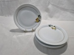 Jogo de 6 pratos de sobremesa em porcelana Renner flor amarela, friso ouro. Medindo 18cm de diâmetro.