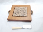Lote de tábua para corte de queijos em madeira com mármore e cutelo para queijo em aço com pega em resina. Medindo a tábua 23,5cm x 23,5cm.