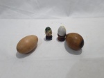Lote de 4 ovos decorativos, sendo 2 em madeira e 2 em pedra. Medindo o maior 7cm de altura.