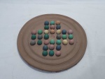 Tabuleiro do jogo resta um em cerâmica com pedras coloridas. Medindo o tabuleiro 22cm de diâmetro.