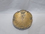 Linda petisqueira, placa decorativa na forma de concha em metal dourado. Medindo 24cm x 20cm.