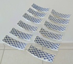 PORCELANA JAPONESA - Lote contendo 12 suportes para hashi em porcelana japonesa (marcada na base) em tom branco decorados por escamas de tom azul cobalto. Medem 7,5 cm de comprimento cada.