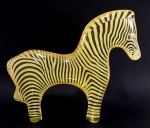 ABRAHAM PALATNIK – Escultura cinética representando zebra em resina de poliéster de manufatura Abraham Palatnik. Medindo 16,5 cm de altura por 19 cm de comprimento. 