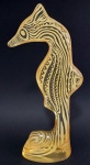 ABRAHAM PALATNIK – Escultura cinética representando cavalo marinho em resina de poliéster de manufatura Abraham Palatnik. Medindo 20,5 cm de altura por 9 cm de comprimento. 