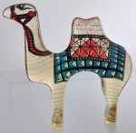 ABRAHAM PALATNIK – Escultura cinética representando camelo em resina de poliéster de manufatura Abraham Palatnik. Medindo 20 cm de altura por 20 cm de comprimento. 