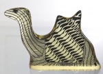ABRAHAM PALATNIK – Escultura cinética representando camelo em resina de poliéster de manufatura Abraham Palatnik. Medindo 11 cm de altura por 16,5 cm de comprimento. 