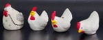 Lote contendo 04 (quatro) saleiros/pimenteiros/paliteiros em porcelana representando 02 galinhas e 02 galos em porcelana. Maior 7 cm de altura.