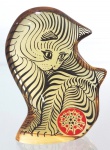 ABRAHAM PALATNIK – Escultura cinética representando gato com bola em resina de poliéster de manufatura Abraham Palatnik. Medindo 12,5 cm de altura por 9,5 cm de comprimento. 