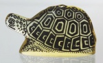 ABRAHAM PALATNIK – Escultura cinética representando tartaruga em resina de poliéster de manufatura Abraham Palatnik. Medindo 5,3 cm de altura por 9 cm de comprimento. 