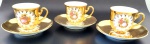 PD 541 - Lote contendo 03 (três) xícaras para café e seus respectivos pires em porcelana PD541. Decoradas com cenas galantes mescladas e farta aplicação de ouro. Medindo as xícaras 5cm de altura por 5,5cm de diâmetro, e o pires 10,5cm de diâmetro.