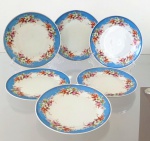 REAL - Lote com 6 pratos de sobremesa em porcelana Real. Bela decoração floral sobre fundo azul e detalhes em ouro. Medindo 18,5 cm de diametro.