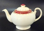 ALFRED MEAKIN - ENGLAND - Bule de chá em porcelana inglesa. Decorado com faixa marrom, arabescos e filetes em ouro. Medindo 14cm de altura por 24cm de alça ao bico.