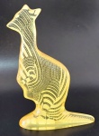 ABRAHAM PALATNIK – Escultura cinética representando canguru em resina de poliéster de manufatura Abraham Palatnik. Medindo 20,5 cm de altura por 13,2cm de comprimento. 