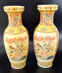 Par de Vasos em porcelana oriental decorado com aves e flores ao gosto mandarim, em rica policromia. Medindo 25cm de altura por 32cm de circunferencia no bojo.