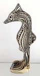 ABRAHAM PALATNIK  Escultura cinética representando cavalo marinho em resina de poliéster de manufatura Abraham Palatnik. Medindo  20,5 cm de altura por 8 cm de comprimento.
