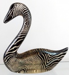 ABRAHAM PALATNIK – Escultura cinética representando cisne em resina de poliéster de manufatura Abraham Palatnik. Medindo 18,5 cm de altura por 18 cm de comprimento. 