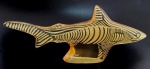 ABRAHAM PALATNIK – Escultura cinética representando tubarão em resina de poliéster de manufatura Abraham Palatnik. Medindo 11 cm de altura por 28 cm de comprimento. 