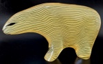 ABRAHAM PALATNIK – Escultura cinética representando urso polar em resina de poliéster de manufatura Abraham Palatnik. Medindo 10,5 cm de altura por 18,5 cm de comprimento. 