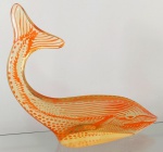ABRAHAM PALATNIK – Escultura cinética representando jubarte em resina de poliéster de manufatura Abraham Palatnik. Medindo 27,5 cm de altura por 32 cm de comprimento. 