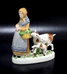 CSA Pedreira - Grupo escultorico em porcelana CSA decorada com figura de camponesa idosa com cesta e duas cabras. Medindo 16cm de altura por 13,5cm.
