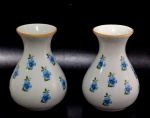 Lote contendo 2 (dois) vasos em porcelana, decorados com flores azuis e folhas. Medindo 13,5cm de altura por 31,5cm de circunferencia na parte bojuda.