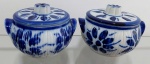 MONTE SIÃO - Duas terrines em porcelana Monte Sião decoradas, a mão, em azul cobalto. Pega em formato de flor. Medindo 9,8cm de altura por 10,7 de diametro.
