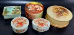 Lote contendo 5 caixas em porcelana, sendo três pintadas a mão e duas menores em porcelana japonesa. Com decoração floral. Maior tamanho 6,5cm (altura) X 15,3cm (diametro) e menor tamanho 4cm (altura) X 10cm (comprimento)