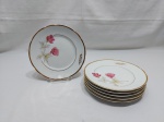 Jogo de 6 pratos de sobremesa em porcelana Real flor rosa, friso ouro, gravado "M.P.". Medindo 19cm de diâmetro.