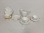 Jogo de café 5 peças em Porcelana Renner Floral friso ouro sendo 1 leiteira , 3 xicaras e 4 pires Medida: Leiteira 10 cm x 9 cm x 6 cm , xicaras 4 cm x 6,5 e pires 10,5 cm