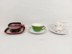 Jogo de 3 Xicaras de Chá Diversos modelos. Medida: verde 5 cm x    10 cm pires adaptado 15,5 cm , vermelha 5 cm x 9 cm e pires   14 cm apresenta bicados, Branca 8 cm x 7 cm e pires 14 cm