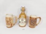 Lote 3 Peças em Ceramica sendo 1 garrafa de cerveja  e 2 canecas de chopp decorada casal. medida garrafa 24 cm e canecas 14 cm x 7 cm