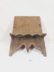Porta Biblia em Madeira. nobre  entalhada, apresenta fissura madeira 27 cm x 41 cm fechado