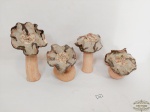 Diferentes 4 Enfeites Esculturas representando Cogumelos em Gesso Pintado. Apresenta Bicados . Medida: Maior 19 cm e menor 12 cm altura